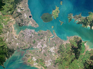 Auckland,_New_Zealand_by_Planet_Labs-o