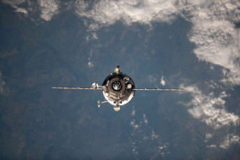 Progress_M-15M_approaches_the_International_Space_Station-o